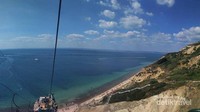 Chairlift menuju Alum Bay Beach
