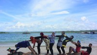 Bersantai menikmati pantai bersama teman-teman dapat mengurangi kepenatan