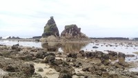 Batu Kembar di Pantai Tanjung Layar