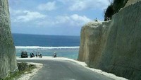 Pantai Pandawa diantara bukit kapur