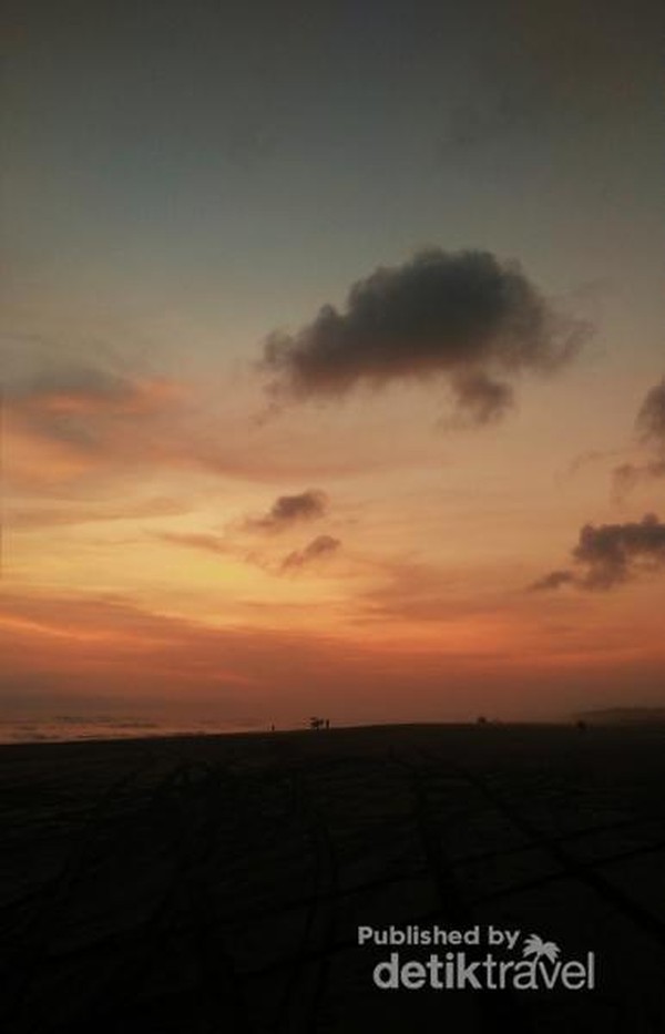 Menikmati sunset di pantai Parangtritis