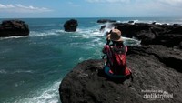 Duduk-duduk di atas batu