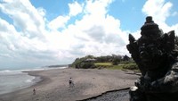 Cantiknya hamparan pasir hitam