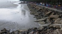 Batu-batu kerikil besar di pinggir pantai