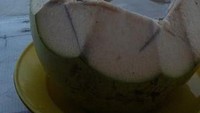 Menunggu sunset sambil minum air kelapa hijau. Eh pas sunsetnya muncul hape lowbat.