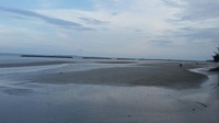 Pantai Pasir Padi yang sesuai namanya penuh dengan pasir pantai.