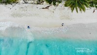 Laut biru, pasir putih, deretan pohon kelapa sungguh perpaduan sempurna
