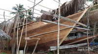 Perahu Phinisi sedang dalam tahap pengerjaan ada di sisi pantai
