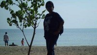 Mengabadikan momen di pantai Dalegan.