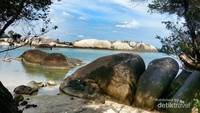 Bebatuan granit di Pantai Penyabong