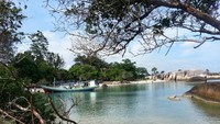 Kapal yang bersandar di Pantai Penyabong