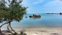 Birunya air laut di Pantai Penyabong