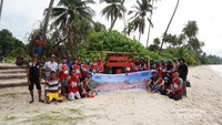 Foto bersama warga seusai membuka akses jalan, plang, dan aksi bersih pantai