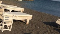 Tebing berbatu di samping pantai