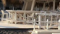 Santai sejenak duduk ditemani pasir hitam yang lembut