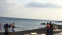 Bermain di tepi pantai.