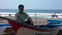 Menikmati suasana pantai petanahan dari atas perahu