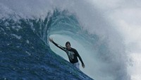 Peselancar luar negeri yang mencicipi ombak pantai Plengkung (indonesia.travel)