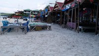 Warung-warung yang terdapat hampir di sepanjang pantai