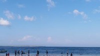 Birunya laut dan langit yang cerah menjadi kombinasi sempurna di pantai ini