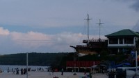 Terdapat banyak resor dan berbagai jenis penginapan yang bisa dipilih di sekitar pantai