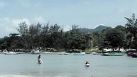 Seorang Nelayan dan anaknya berenang