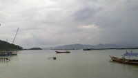 Keramba terlihat dari tepi Pantai Ringgung