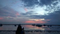 Warna jingga yang eksotis di langit Pantai Sanur. Foto ini diambil hanya dengan kamera HP