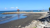 Ciri khas Pantai Sanur, pasirnya berwarna hitam
