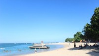 Banyak wisatawan yang mandi di Pantai Sanur