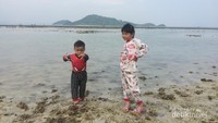 ANak-anak pun asyik bermain