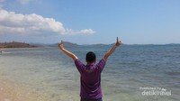 Berpose di Pantai Sekotong