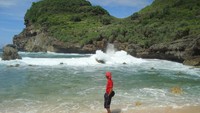 Deburan ombak yang menabrak batu karang