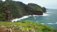 Deretan pemecah ombak dari atas bukit