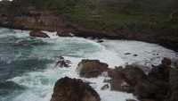 Karang Raksasa di Pantai Sembukan