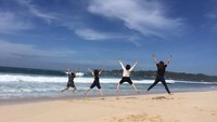Berfoto ria di Pantai Sendiki