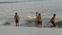 Para lelaki penikmat ombak