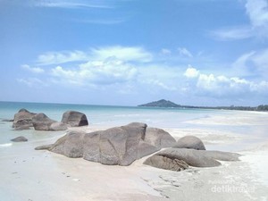 Pantai Siangau Yang Masih Perawan di Bangka Barat