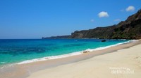 Pantai yang tenang di selatan Lombok