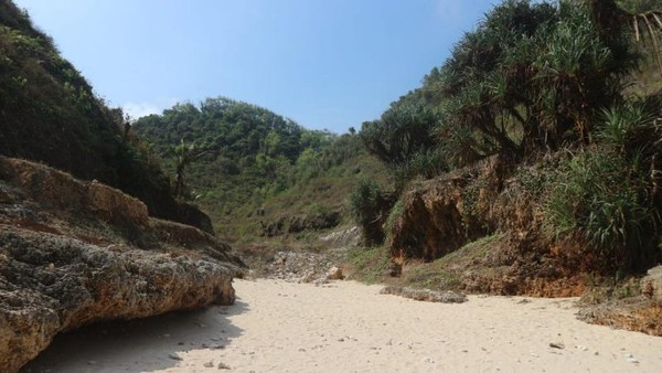 Pantai Srakung Gunungkidul Pas buat yang Tak Suka Keramaian