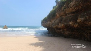 Pantai Srakung Gunungkidul Pas buat yang Tak Suka Keramaian