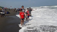 Bermain Pasir dan Ombak