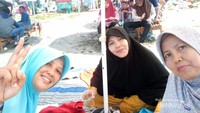 Beristirahat di Tenda