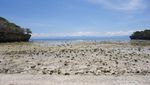 Pantai Sweqhel dan cerita unik lainnya
