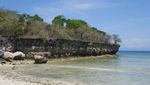 Pantai Sweqhel dan cerita unik lainnya