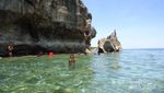 Pantai Sweqhel dan cerita unik lainnya