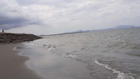 Pantai Syiah Kuala dengan pemandangan Pulo Aceh. Tanggul dibangun untuk menahan erosi pantai.