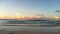 Pantai terlihat indah dengan awannya yang kemerahan
