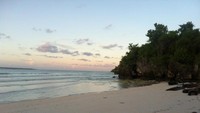 Pasir putih dan laut yang mempesona