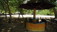 Kursi-kursi di pinggir pantai (Regy Kurniawan/ACI)